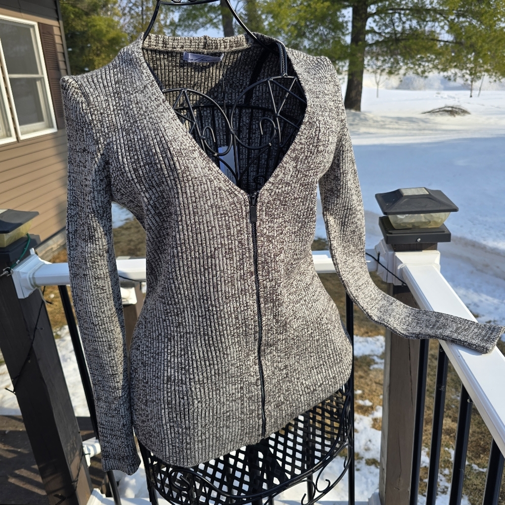 Red Haute Marled Gray V-Neck Women's Sweater, Size S, NWT